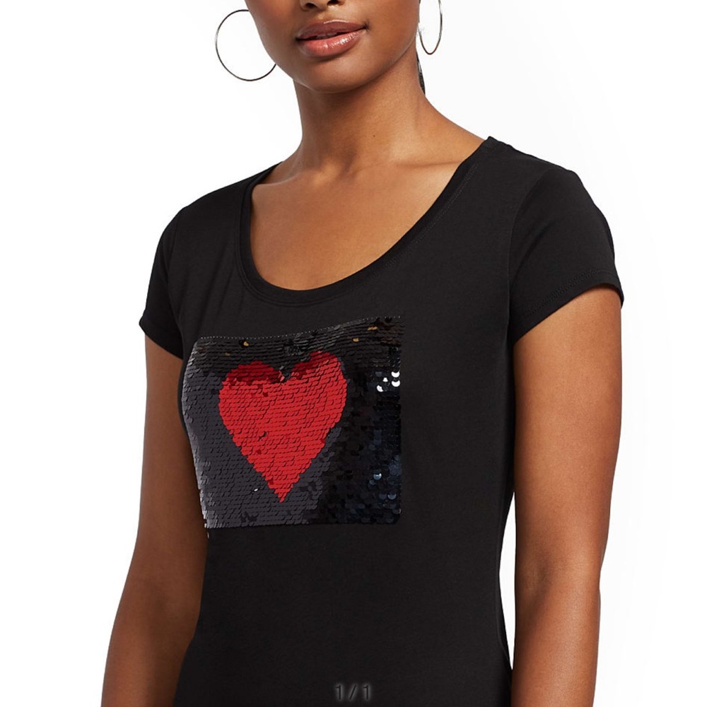🖤Pick 5/$25 NY&C Heart Sequined T-Shirt - Size Small